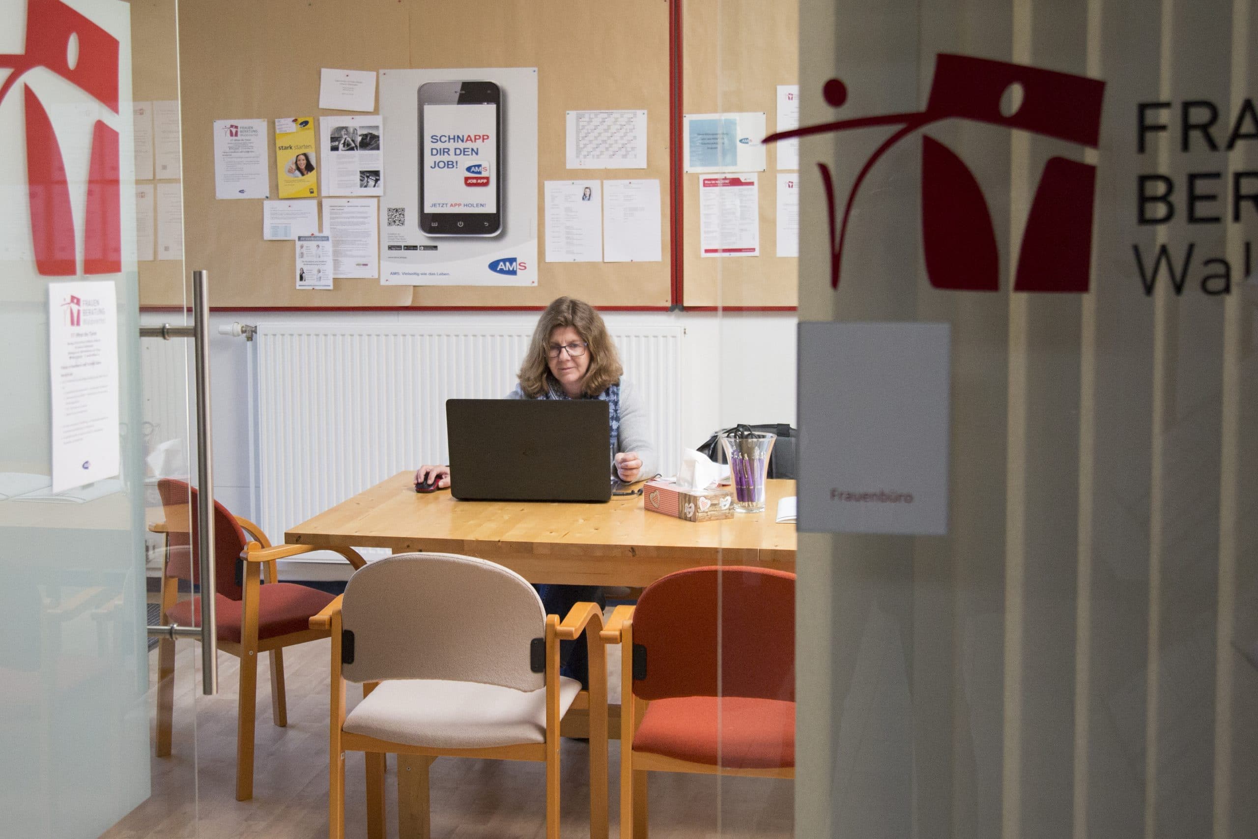 Frauenberatung_Waidhofen_Beratung_3_cSonjaEder Frauenberatung, eine Frau sitzt in einem Büro und wartet auf eine Kundin.